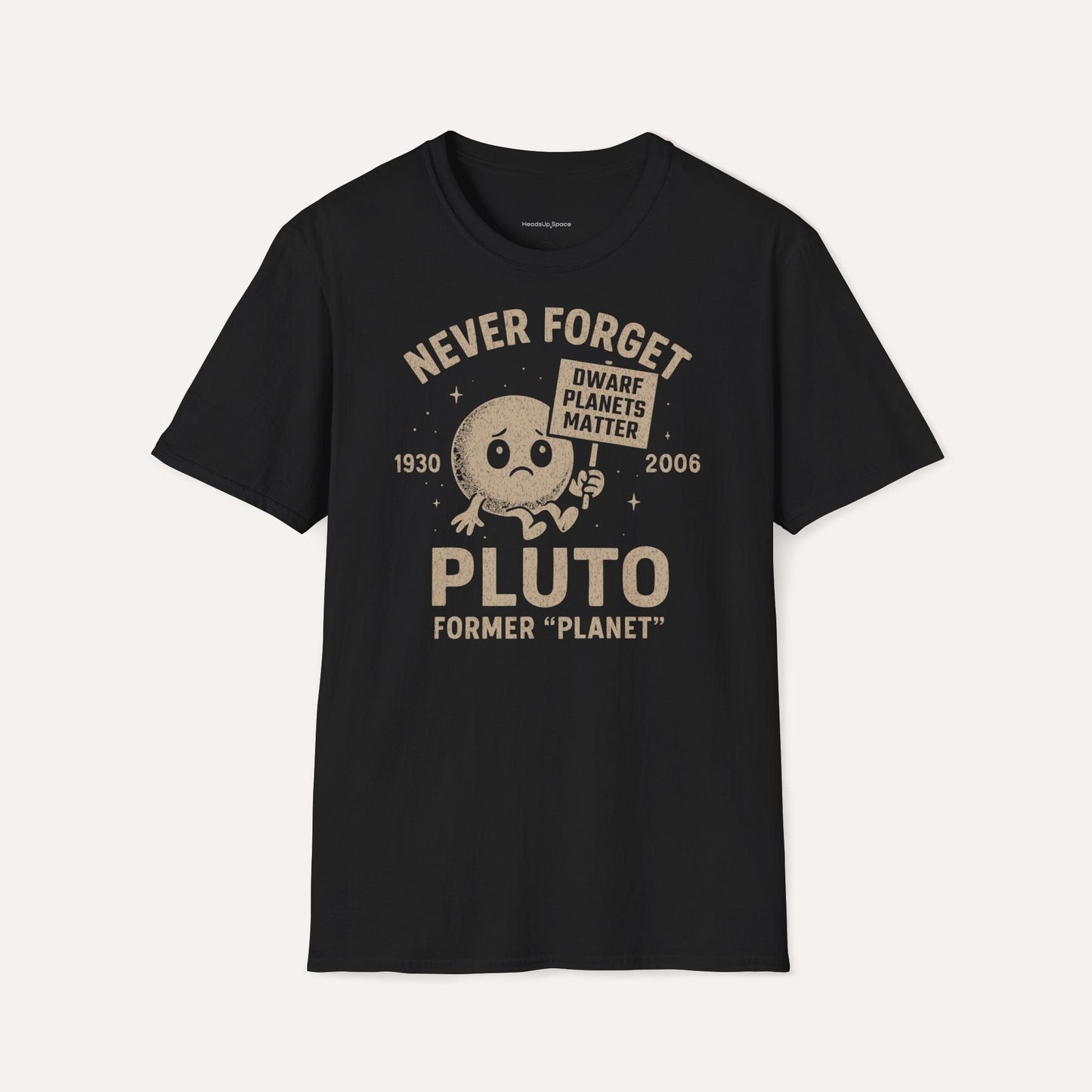 Never Forget Pluto – Dwarf Planet Tribute Tee DE