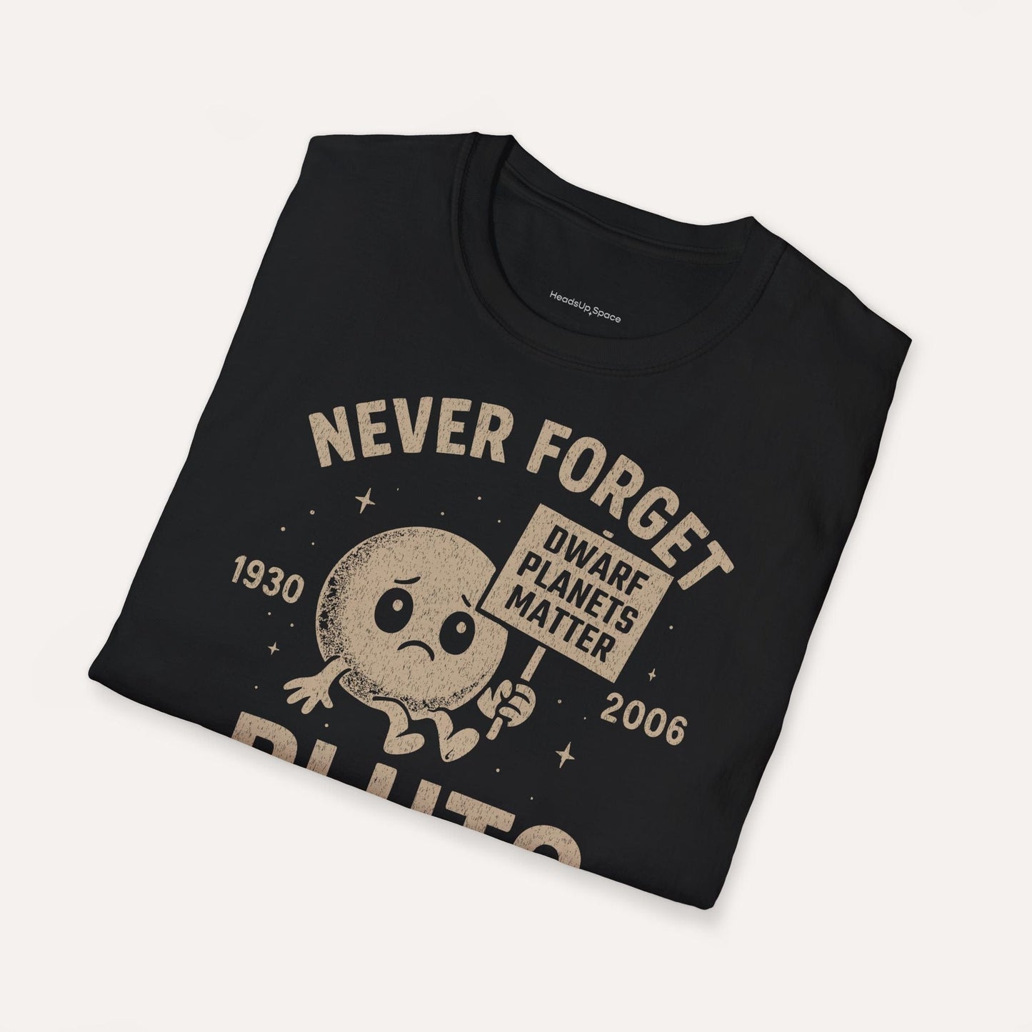 Never Forget Pluto – Dwarf Planet Tribute Tee DE