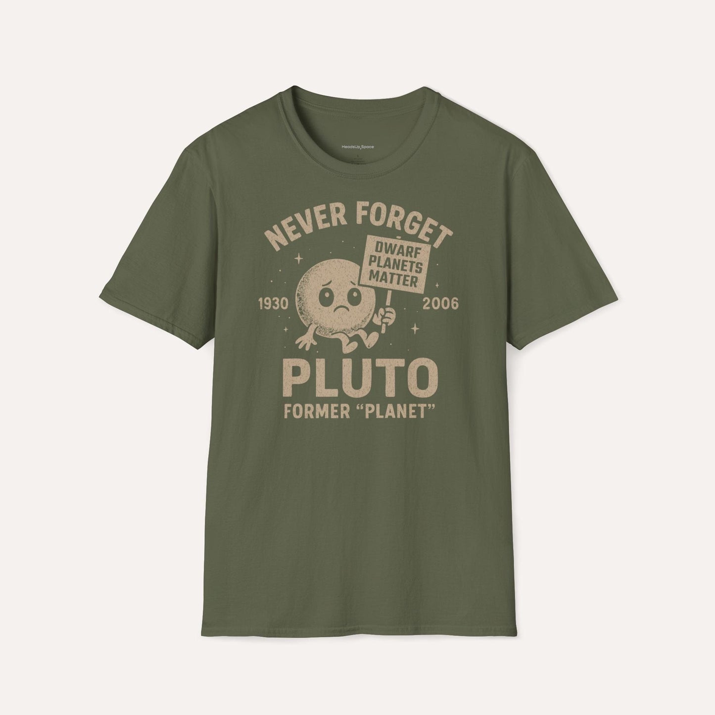 Never Forget Pluto – Dwarf Planet Tribute Tee DE