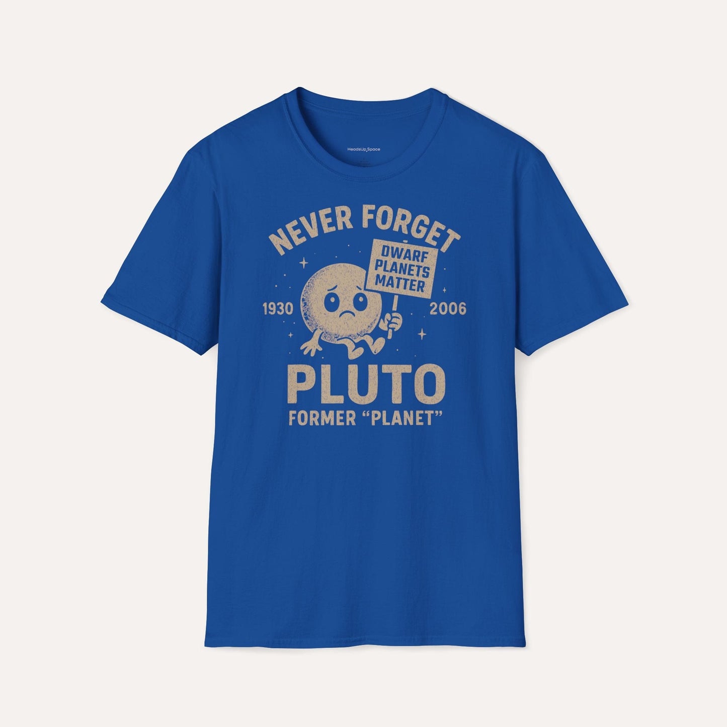 Never Forget Pluto – Dwarf Planet Tribute Tee DE