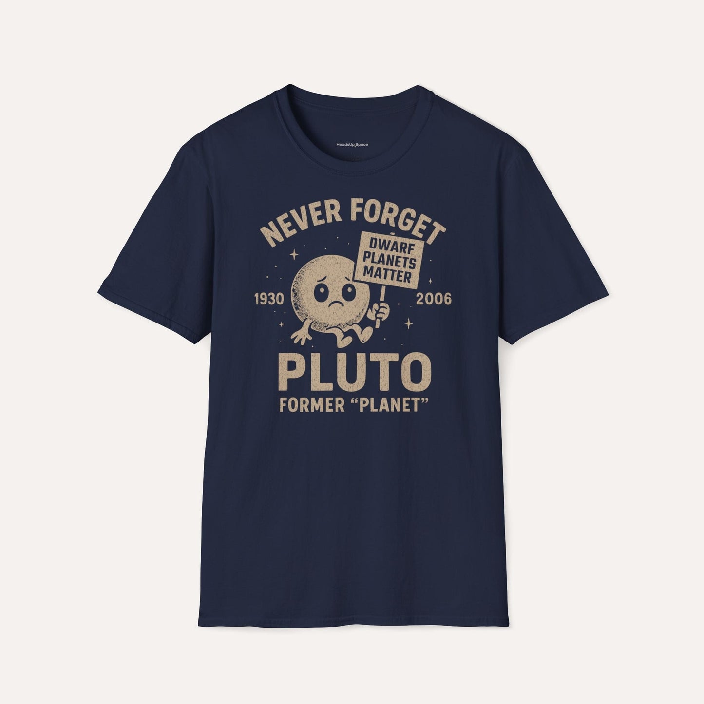 Never Forget Pluto – Dwarf Planet Tribute Tee DE