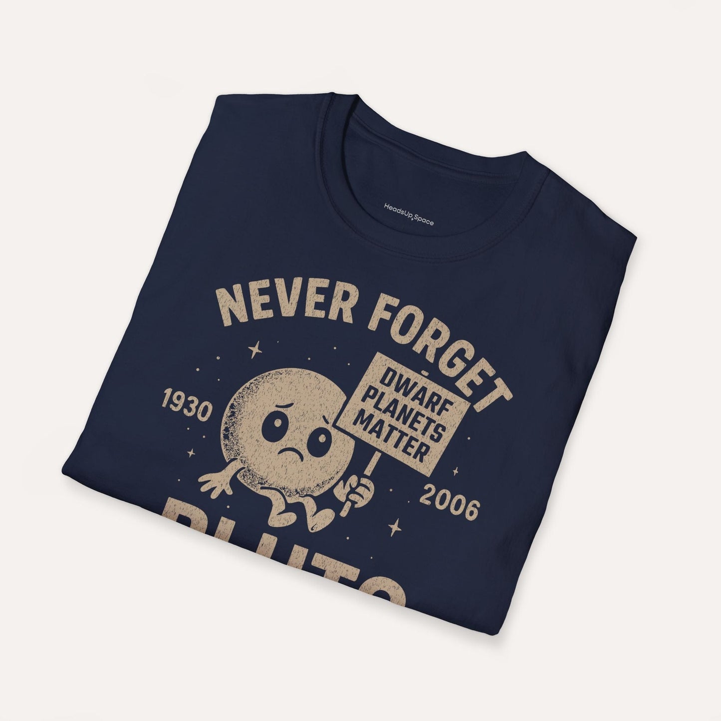 Never Forget Pluto – Dwarf Planet Tribute Tee DE