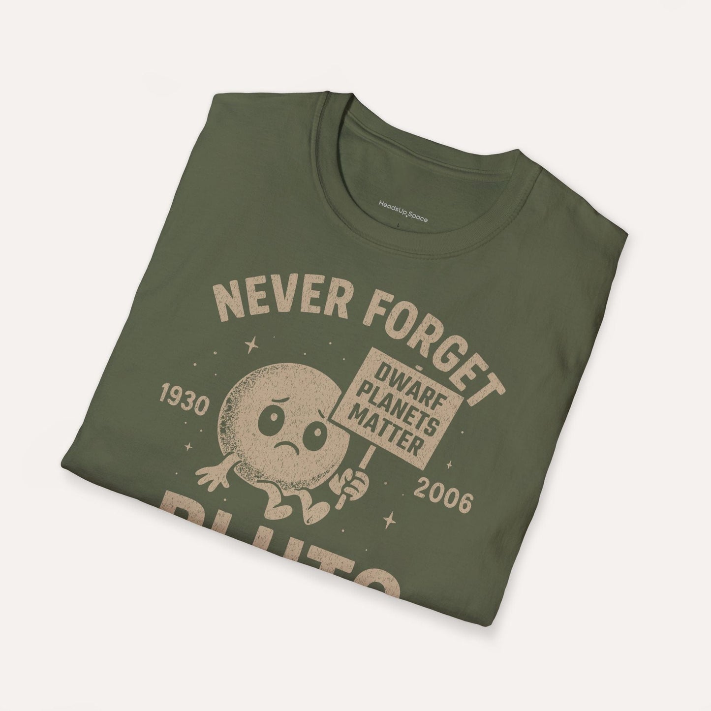 Never Forget Pluto – Dwarf Planet Tribute Tee DE