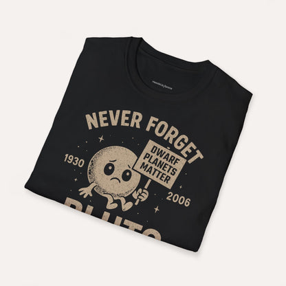 Never Forget Pluto – Dwarf Planet Tribute Tee DE